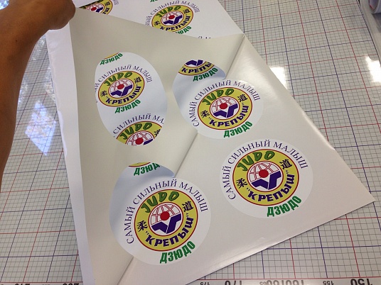 Печать наклеек, этикеток на самоклеющейся пленке