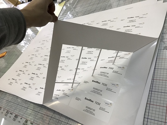 Печать наклеек, этикеток на самоклеющейся пленке