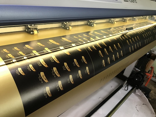 Печать наклеек, этикеток на самоклеющейся пленке