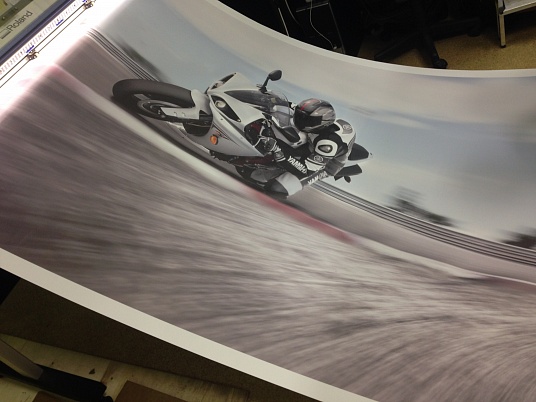 Интерьерная печать на самоклеющейся пленке