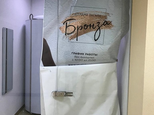 Изготовление наклейки на стекло изнутри