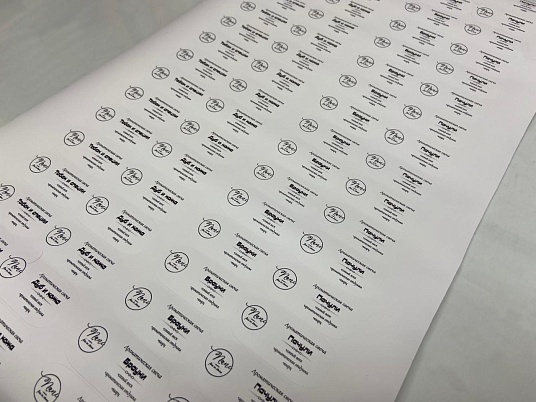 Печать наклеек, этикеток на самоклеющейся пленке