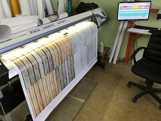 Печать наклеек, этикеток на самоклеющейся пленке